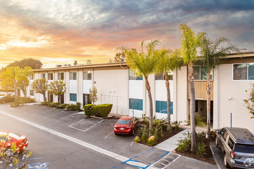 17332 Irvine Blvd, Tustin, CA à vendre - Photo du bâtiment - Image 3 de 9