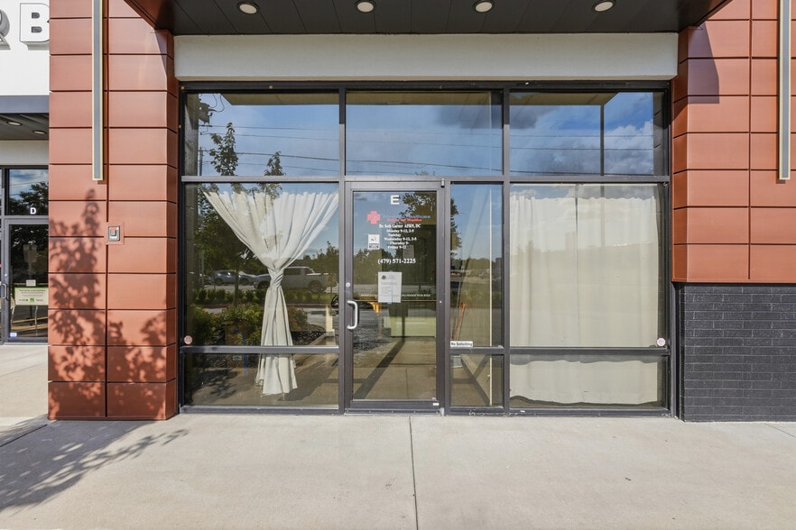 2111 S Old Missouri Rd, Springdale, AR à louer - Photo du bâtiment - Image 3 de 14
