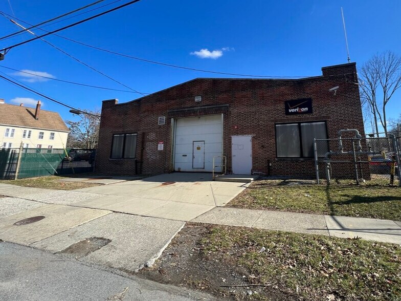 83 Pershing Ave, Poughkeepsie, NY à vendre - Photo du bâtiment - Image 2 de 8