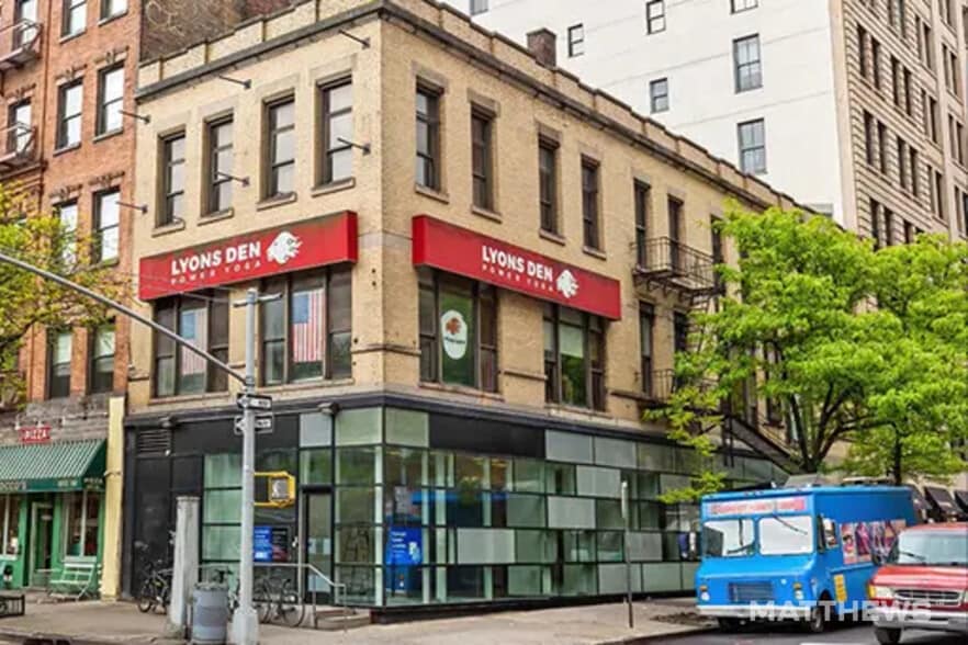 144 Eighth Ave, New York, NY for sale - Primary Photo - Image 1 of 4