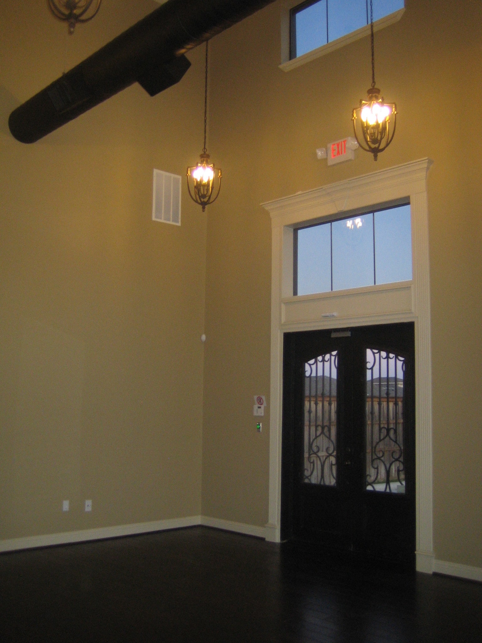 320 E Main St, Lewisville, TX for lease Interior Photo- Image 1 of 10