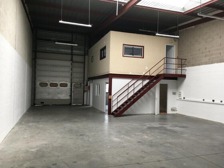 Flex in Lisses for lease - Interior Photo - Image 3 of 3