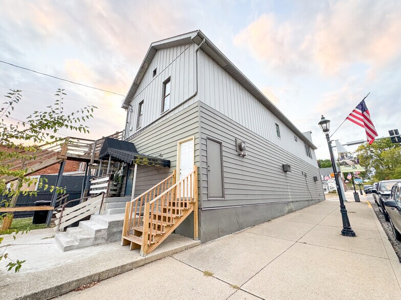 101 W Main St, Syracuse, IN à louer - Photo du bâtiment - Image 3 de 39