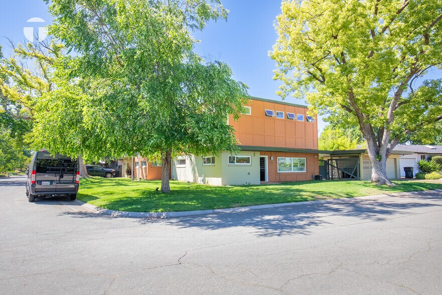 1449 Claremont Way, Sacramento, CA à vendre - Photo du bâtiment - Image 2 de 34