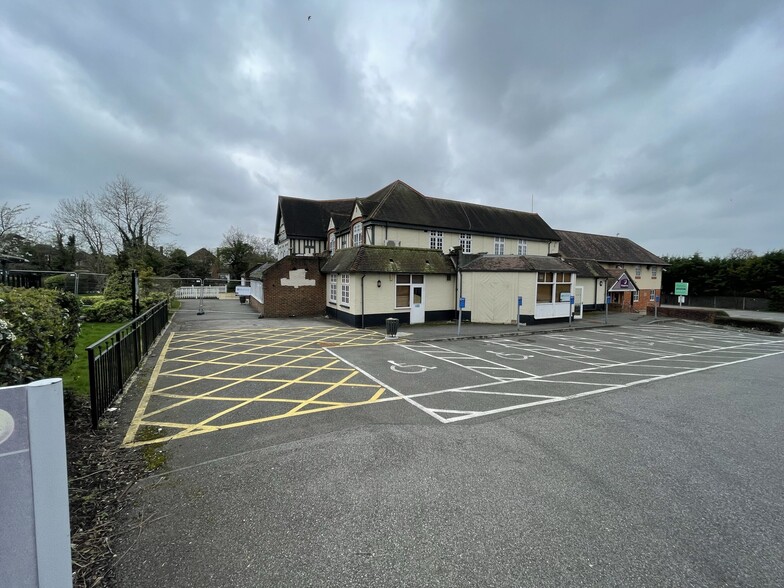 Ickenham Rd, Ruislip à louer - Photo du bâtiment - Image 1 de 5