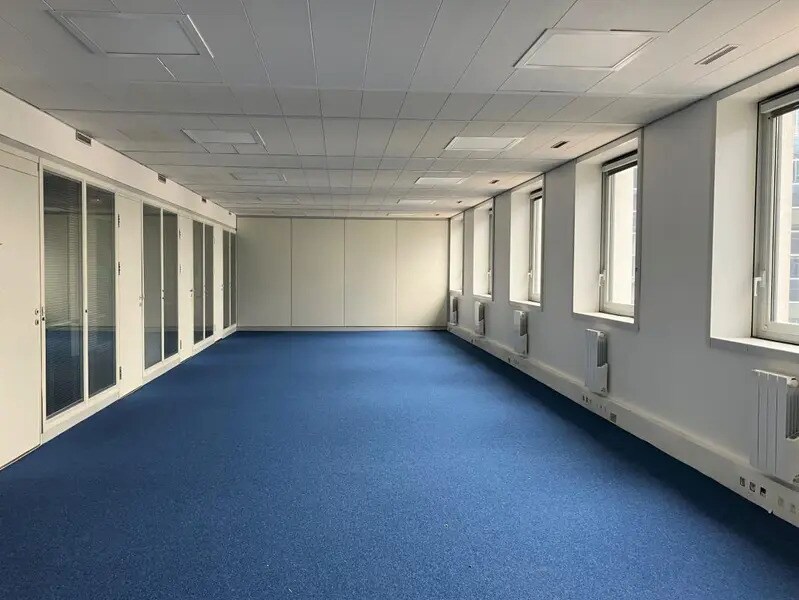 Office in Courbevoie for lease Interior Photo- Image 1 of 2