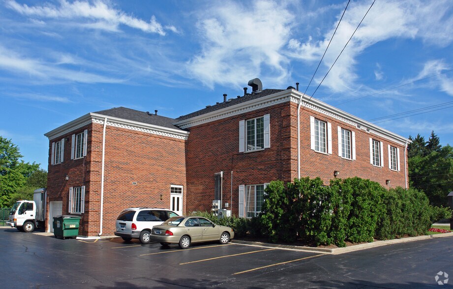 915 W 55th St, Western Springs, IL à louer - Photo du bâtiment - Image 2 de 3