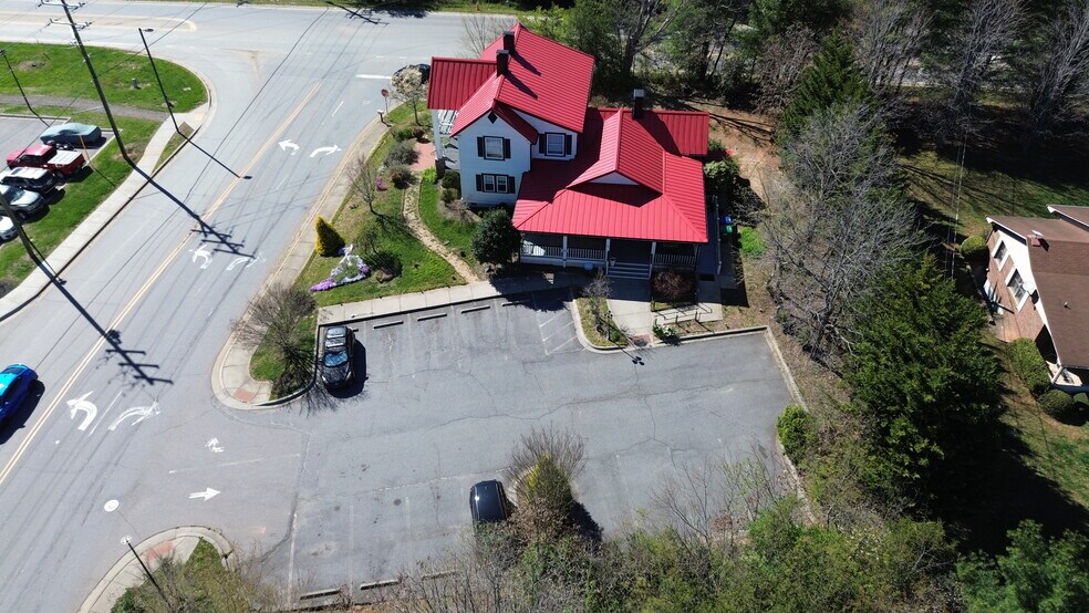 4 Northcrest Dr, Weaverville, NC à vendre - Photo du bâtiment - Image 2 de 24