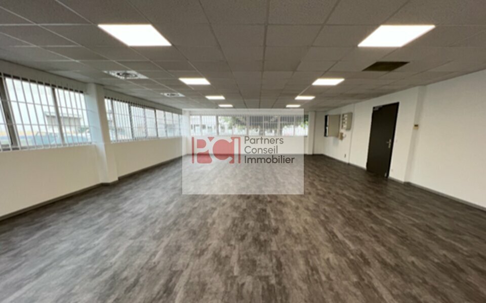 Flex in Nîmes for lease Interior Photo- Image 1 of 2