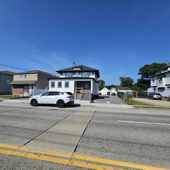 2053 Bellmore Ave, Bellmore, NY à louer - Photo principale - Image 1 de 7