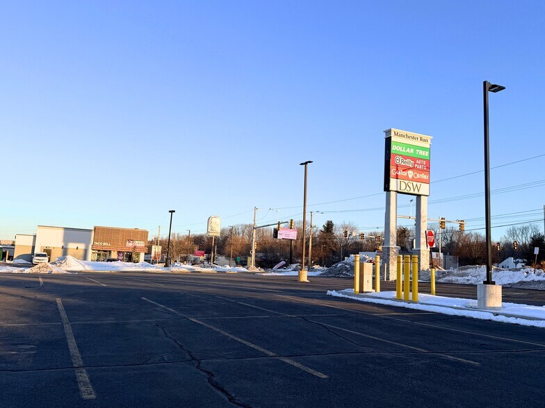 1051 S Willow St, Manchester, NH à louer - Photo du bâtiment - Image 3 de 8