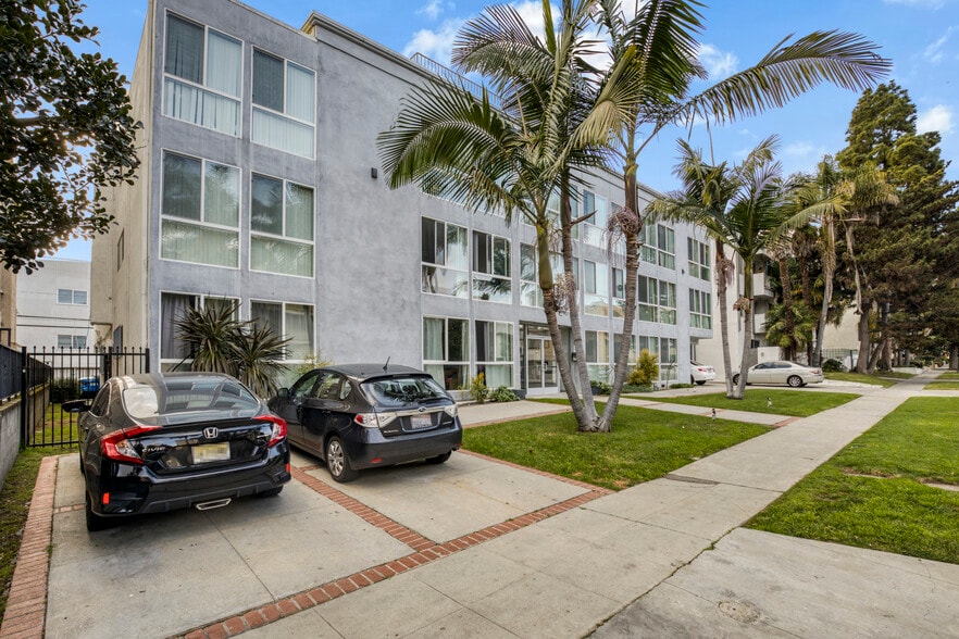 1811 S Bentley Ave, Los Angeles, CA à vendre - Photo du bâtiment - Image 2 de 21
