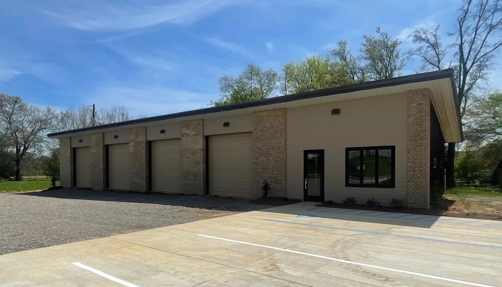238 Commercial Pky, Canton, MS for lease - Building Photo - Image 2 of 20