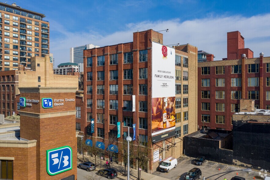 350 W Ontario St, Chicago, IL à louer - Photo du bâtiment - Image 2 de 4