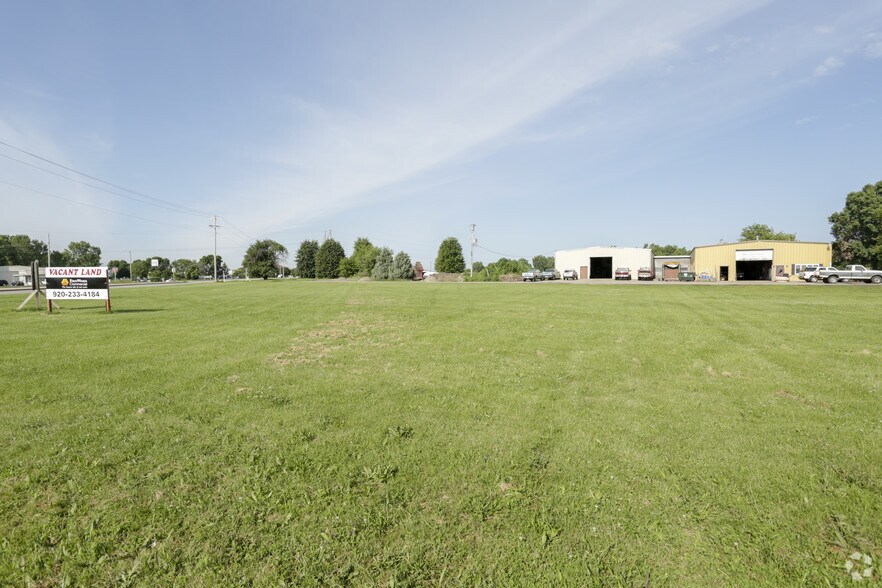 2224 State Road 44, Oshkosh, WI à vendre - Photo principale - Image 1 de 3