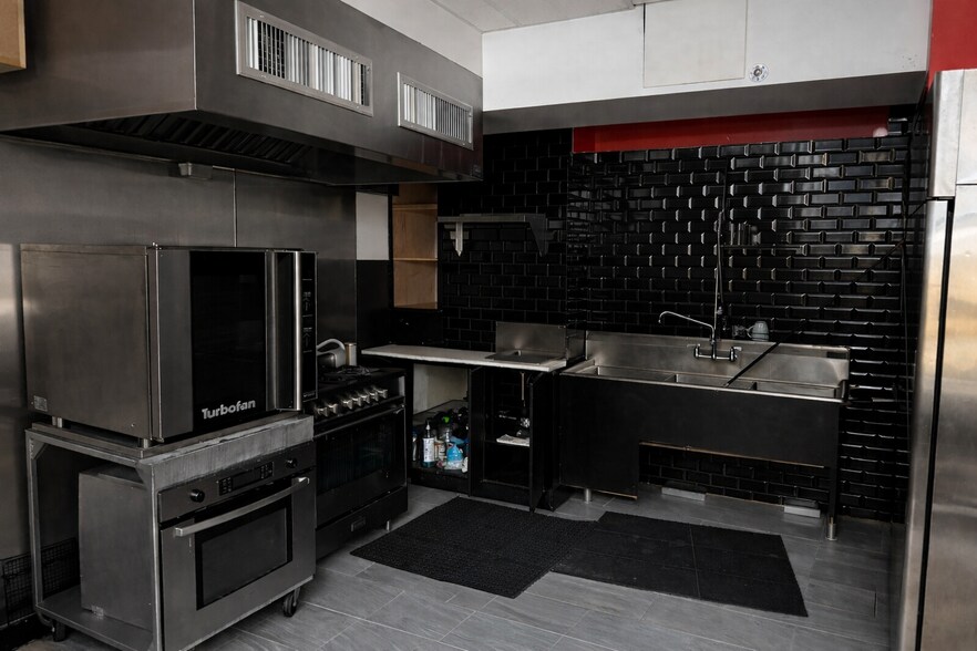 676 Nostrand Ave, Brooklyn, NY à louer - Photo principale - Image 1 de 4