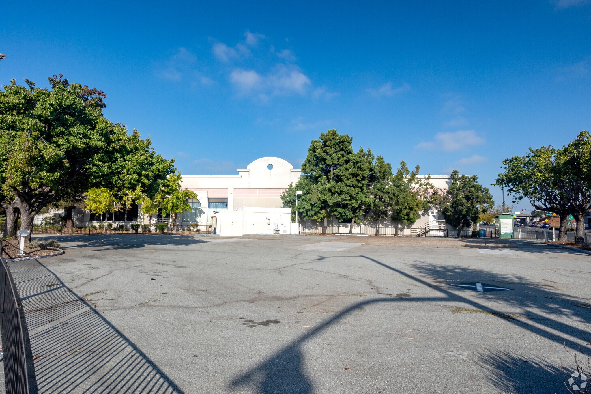 1990 S El Camino Real, San Mateo, CA à vendre Photo principale- Image 1 de 5