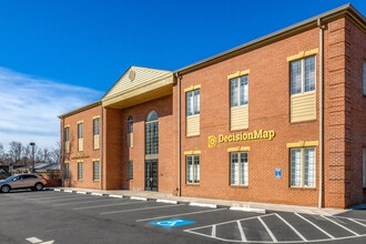 746 Walker Rd, Great Falls, VA à louer Photo du bâtiment- Image 2 de 57