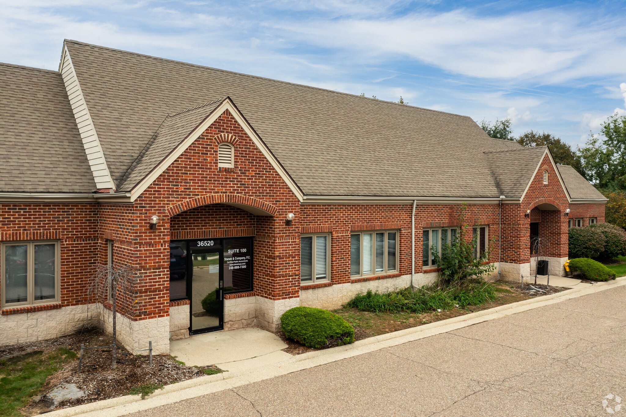 36520 Grand River Ave, Farmington Hills, MI for lease Building Photo- Image 1 of 30