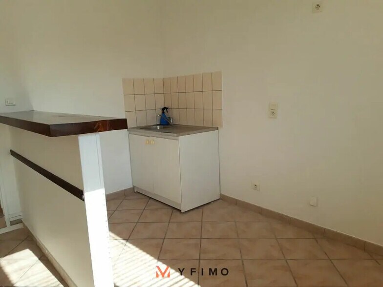 Office in Poissy for lease - Building Photo - Image 3 of 5