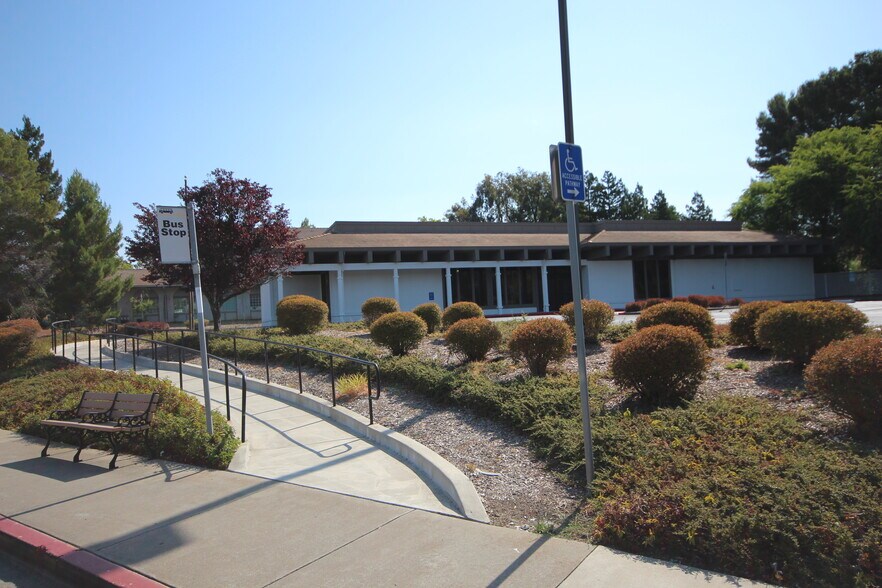 1200 Rossmoor Pky, Walnut Creek, CA à louer - Photo du bâtiment - Image 2 de 3