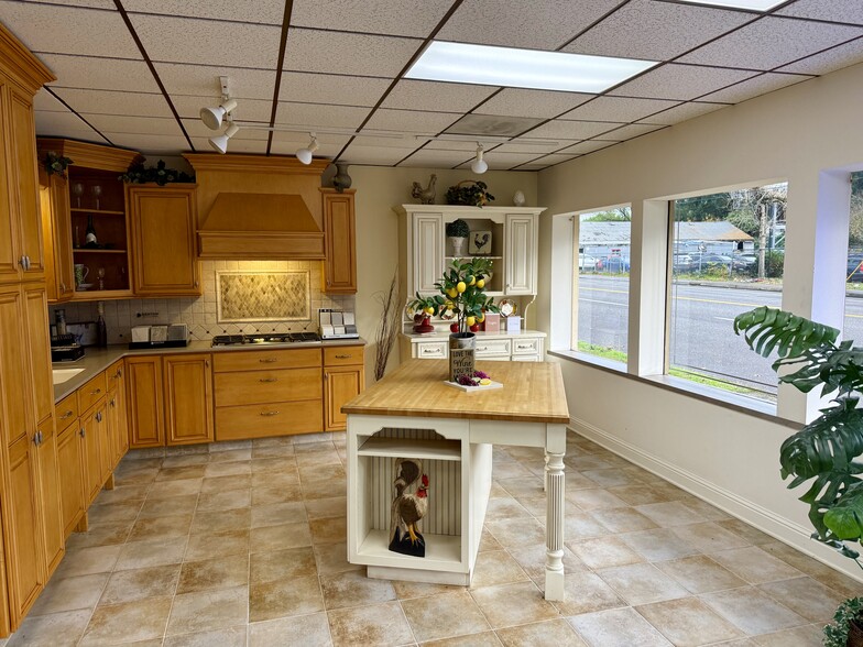 8811 NE Sandy Blvd, Portland, OR à vendre - Photo du bâtiment - Image 3 de 13