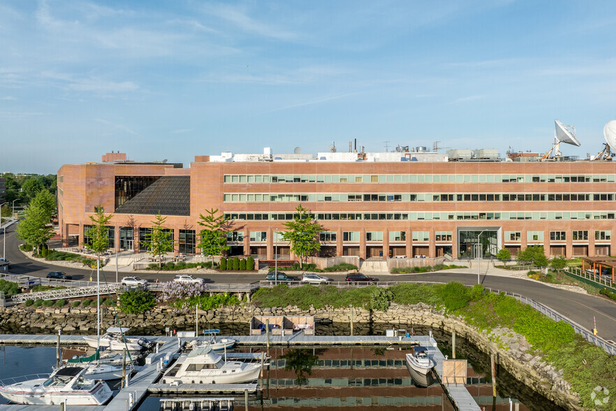 208 Harbor Dr, Stamford, CT for lease - Building Photo - Image 3 of 9