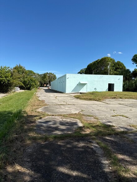 975 N Courtenay Pky, Merritt Island, FL à louer - Photo du bâtiment - Image 3 de 19