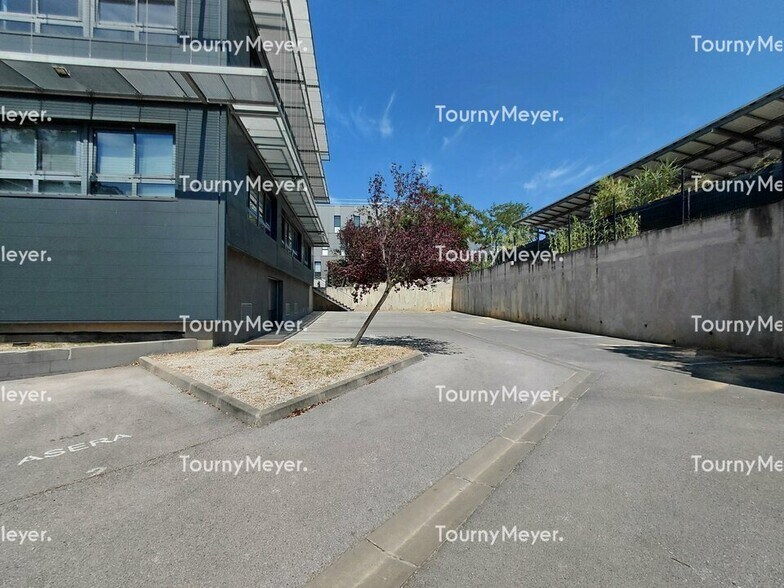 619 Rue Favre De Saint Castor, Montpellier à louer - Photo du bâtiment - Image 2 de 6