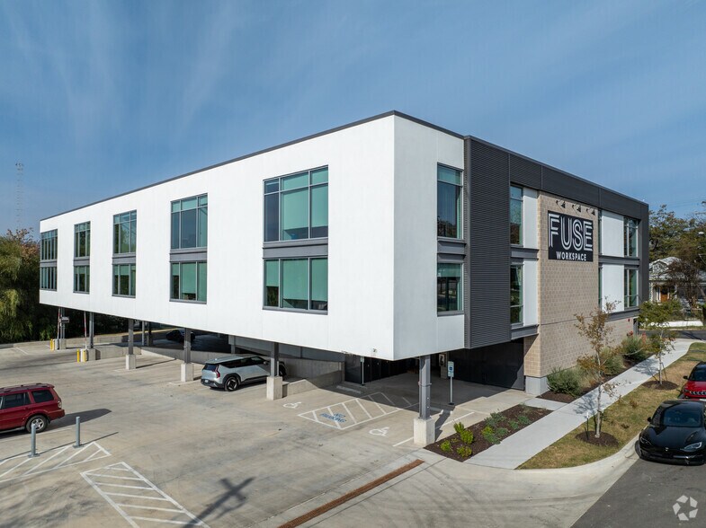 2105 E Martin Luther King Jr Blvd, Austin, TX à louer - Photo du bâtiment - Image 3 de 19