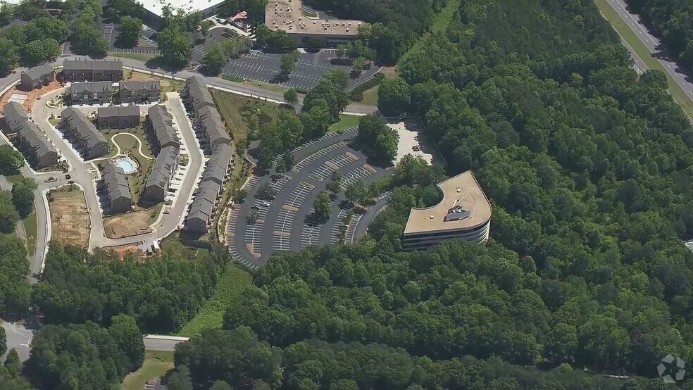 3500 Parkway Ln, Peachtree Corners, GA à louer - Vidéo aérienne - Image 2 de 15