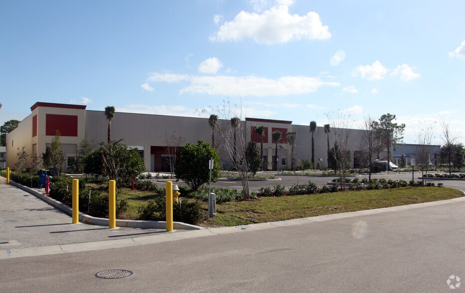 12575 71st Ct, Largo, FL à louer - Photo du bâtiment - Image 2 de 5