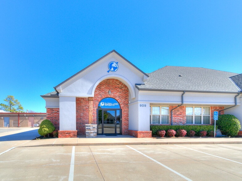 901-909 Wall St, Norman, OK for lease - Building Photo - Image 2 of 4