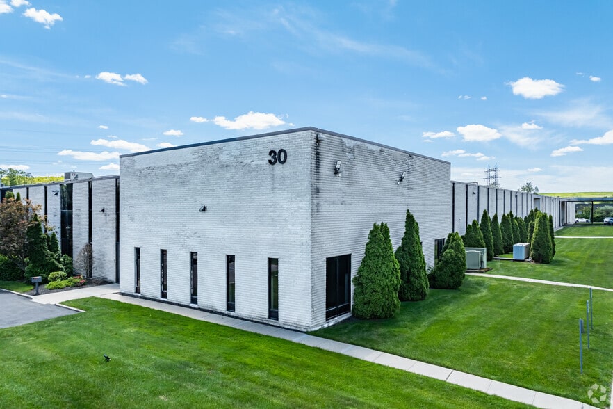 30 Hub Dr, Melville, NY for lease - Primary Photo - Image 1 of 4