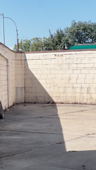 2219 Hazen St, East Elmhurst, NY à louer - Vidéo sur l’inscription commerciale - Image 2 de 16