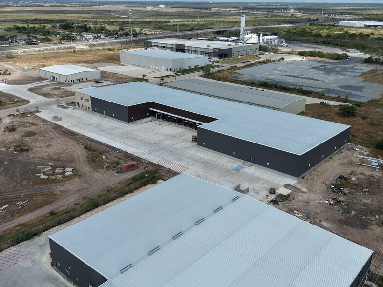 7205 Industrial Cir, Brownsville, TX à vendre - Photo du bâtiment - Image 2 de 3