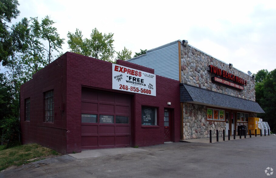 4292-4296 Green Lake Rd, West Bloomfield, MI à vendre - Photo du bâtiment - Image 2 de 9