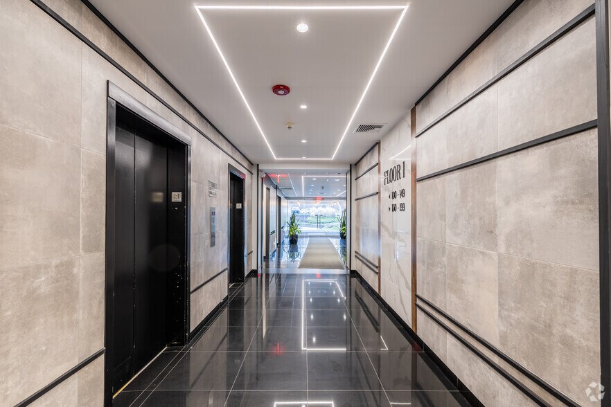 570 Taxter Rd, Elmsford, NY à louer - Hall d’entrée - Image 2 de 12