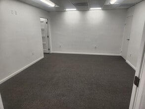 2433 Gulf To Bay Blvd, Clearwater, FL for lease Interior Photo- Image 1 of 2