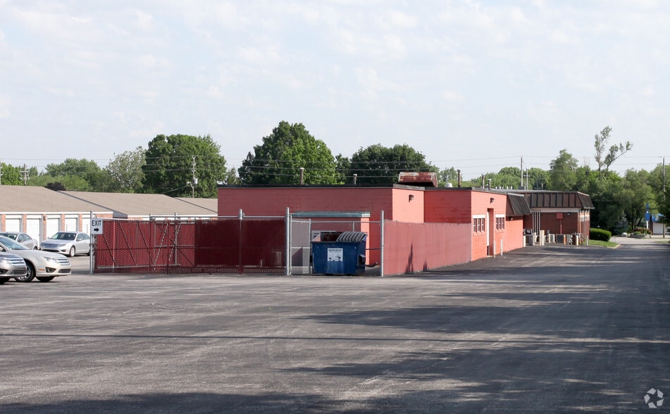6767 E Washington St, Indianapolis, IN à louer - Photo du bâtiment - Image 2 de 3