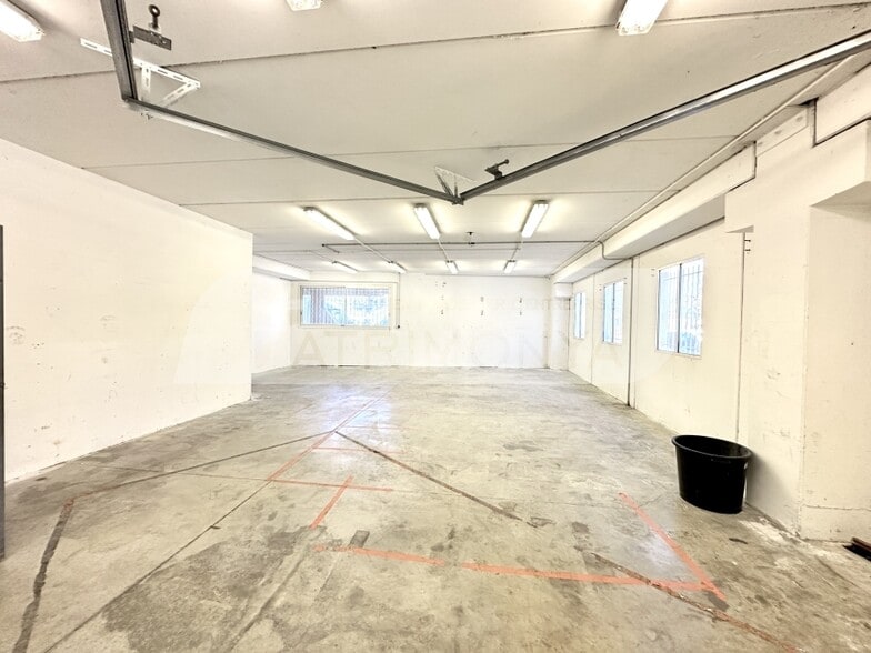 Flex in Marseille for lease - Interior Photo - Image 3 of 11