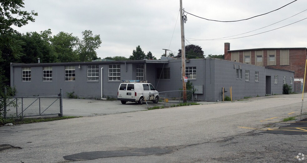 2 Warren Ave, North Providence, RI à vendre - Photo du bâtiment - Image 3 de 5