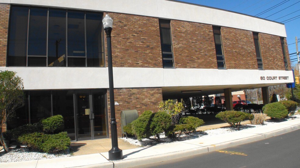 60 Court St, Hackensack, NJ à louer - Photo du bâtiment - Image 2 de 6