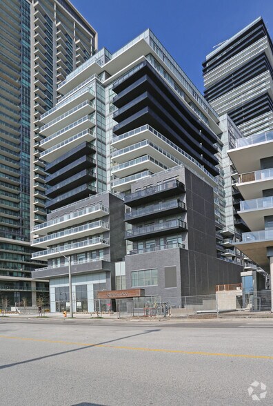 110 Marine Parade Dr, Toronto, ON for sale - Primary Photo - Image 1 of 5