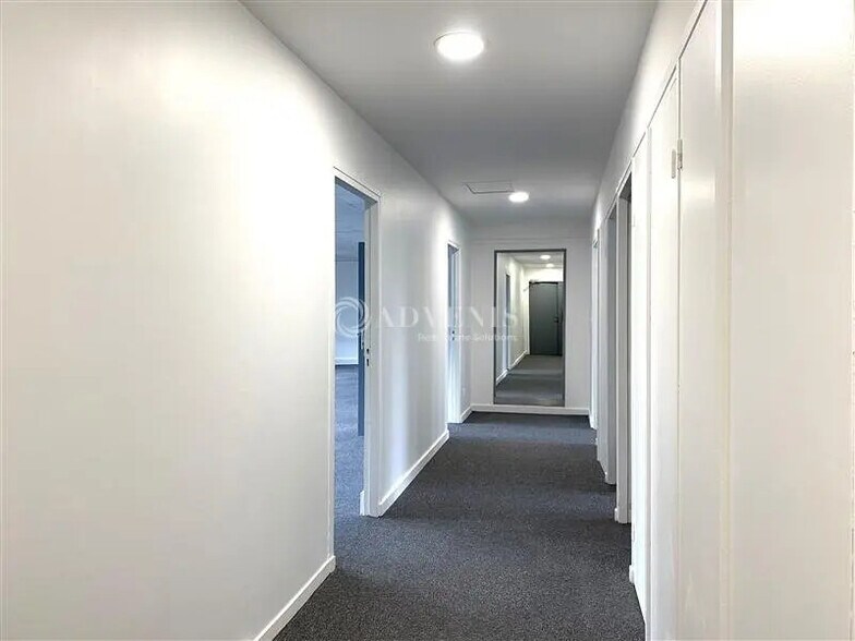 Office in Clichy for lease - Interior Photo - Image 2 of 10