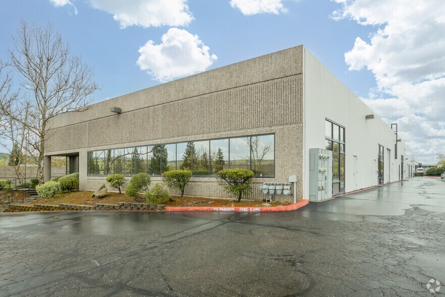 5005 Windplay Dr, El Dorado Hills, CA à vendre - Photo du bâtiment - Image 2 de 16