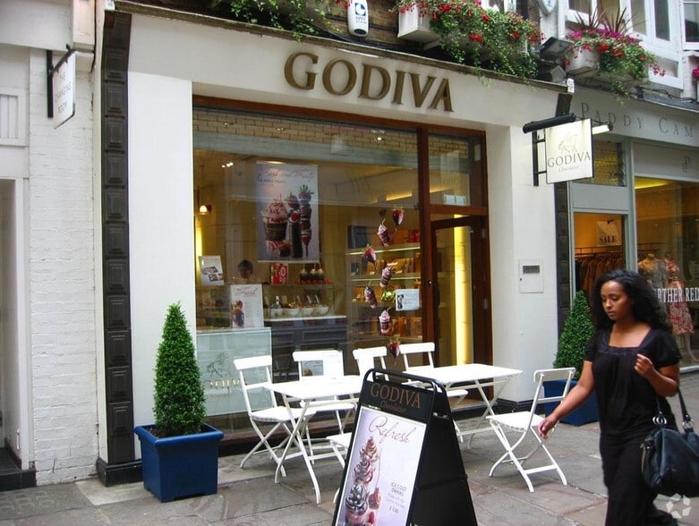 9-10 Gees Ct, London for lease - Building Photo - Image 2 of 4