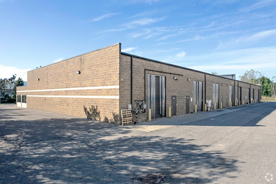 29234-29248 Lyon Oaks Dr, Wixom, MI for lease - Building Photo - Image 3 of 8