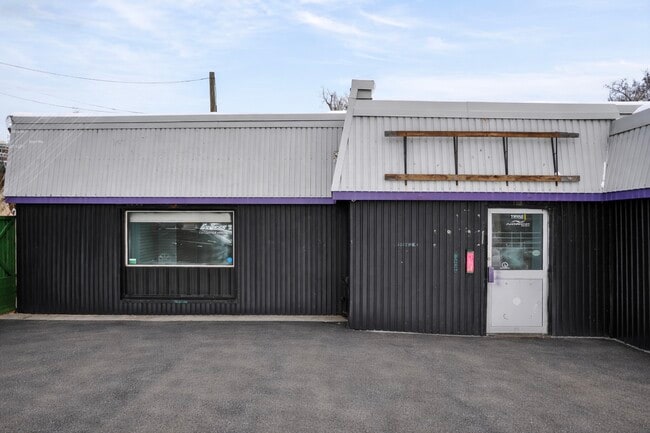 Plus de détails pour 384 Queen St, Peterborough, ON - Commerce de détail à vendre