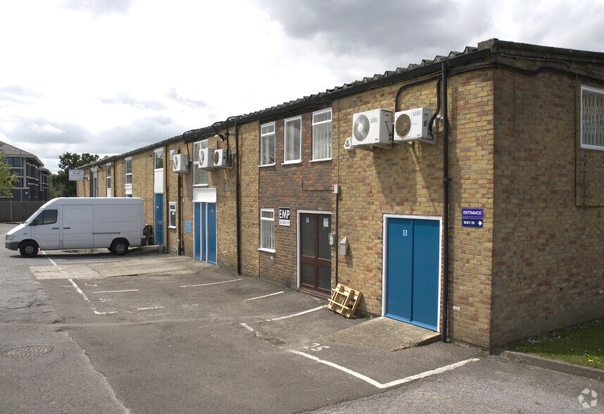 Watchmoor Rd, Camberley à louer - Photo du bâtiment - Image 2 de 21